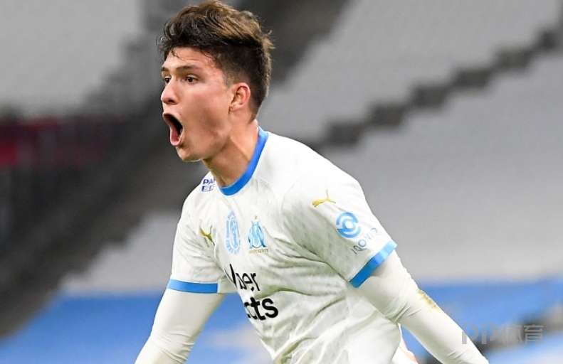 关于今夜马赛调整名单以备英超；队长鼓劲环节打磨；管理层满意；年轻球员得到机会的信息