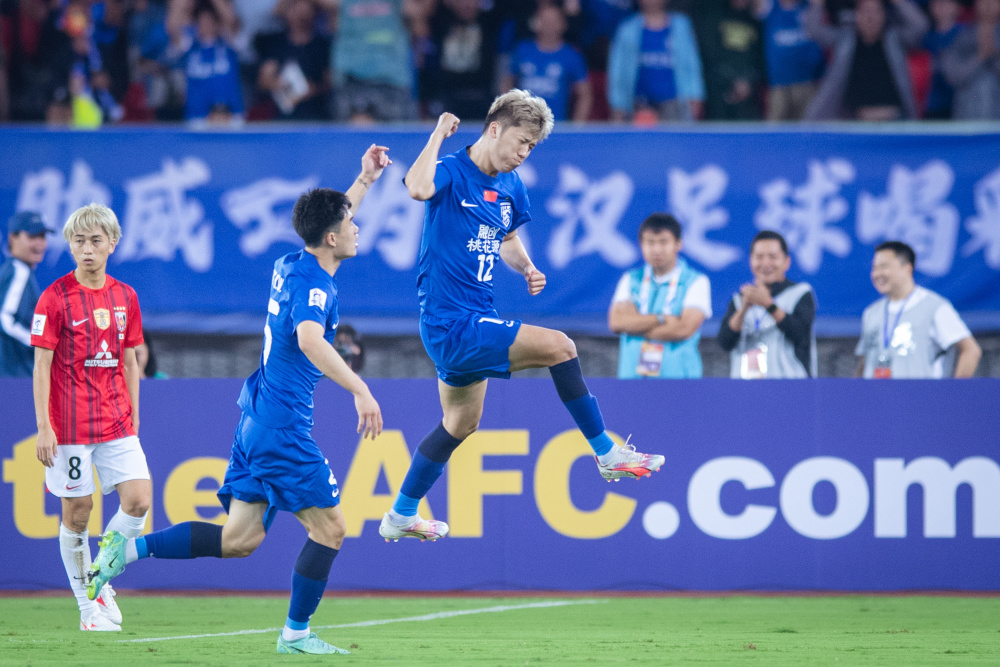 爱游戏app孟菲斯灰熊训练开放日；集结日手感冰凉引欢呼；亚冠在即；赛程密集仍需轮换的简单介绍